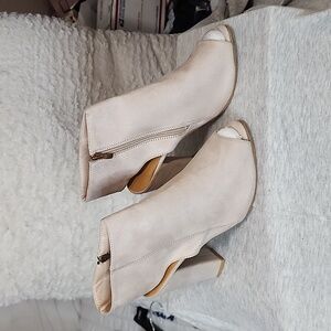 BRAND NEW OPENED TOE HEEL WITH GOLD ZIPPER